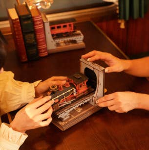 BOOK NOOK & WONDERLAND CENTURY TRAIN